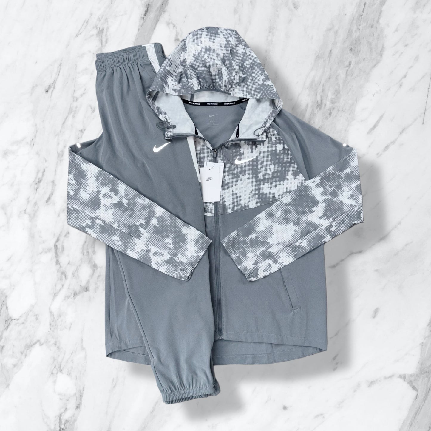 NIKE CAMO WINDRUNNER
TRACKSUIT - GREY