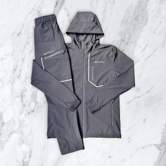 MONTERRAIN RAMBLE
WOVEN TRACKSUIT - JET
BLACK